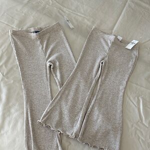 Old Navy Girls Ribbed Flared Leggings in Gray/Cream